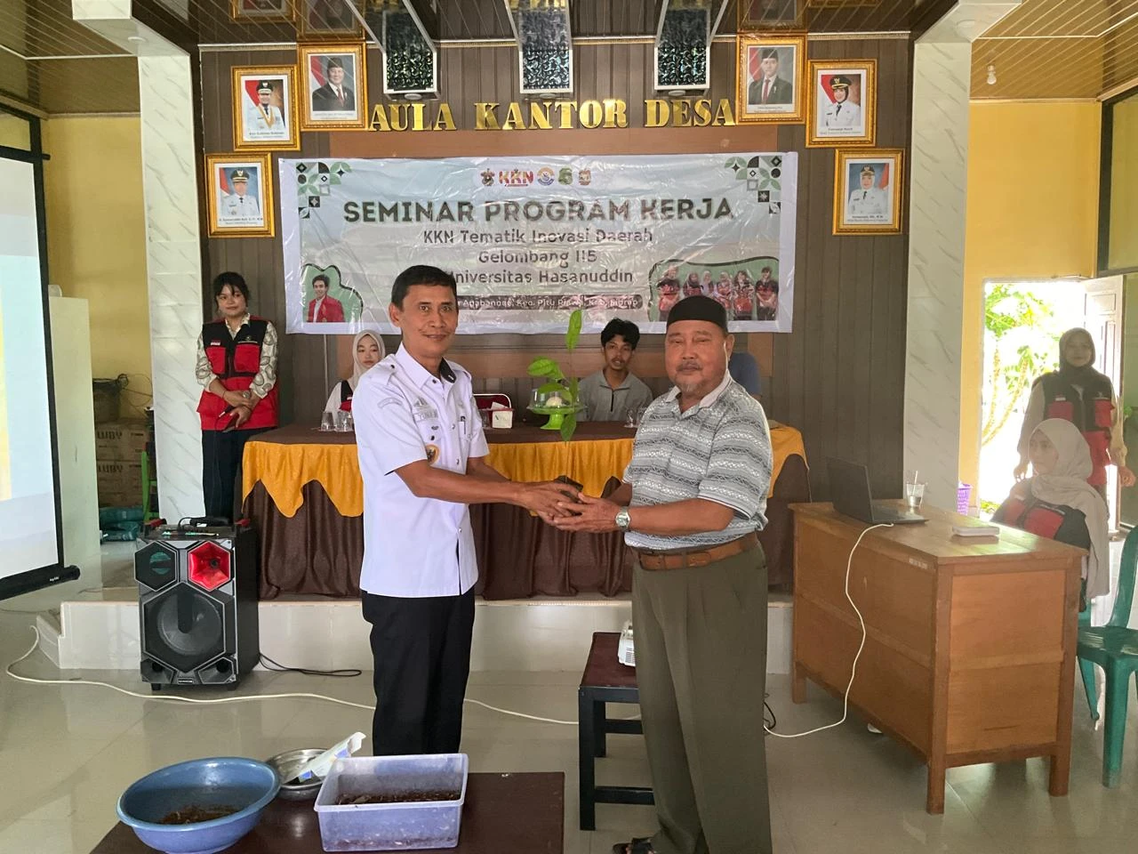 Kepala Desa Desa Anabannae menyerahkan bibit pohon secara simbolis kepada perwakilan warga dalam kegiatan sosialisasi budidaya maggot dan penghijauan yang digagas mahasiswa KKN Tematik 115 Universitas Hasanuddin di Aula Kantor Desa, sebagai langkah konkret membangun pengelolaan sampah organik berbasis sains sekaligus memperkuat gerakan lingkungan berkelanjutan di Kabupaten Sidenreng Rappang.